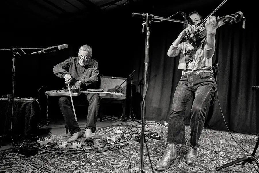 Fred Frith und Elisa Arciniegas - Photo: Schindelbeck Fotografie