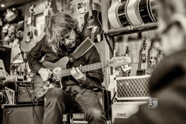 Photo des Gitarristen Kalle Kalima von Frank Schindelbeck Fotografie