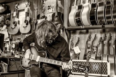 Photo des Gitarristen Kalle Kalima von Frank Schindelbeck Fotografie