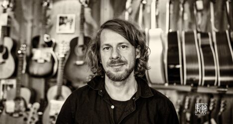 Photo des Gitarristen Kalle Kalima von Frank Schindelbeck Fotografie