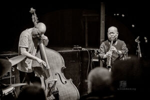 ARASHI - Paal Nilssen-Love (dr), Johan Berthling (b) und Akira Sakata (sx,cl) - Photo: Frank Schindelbeck Jazzfotografie