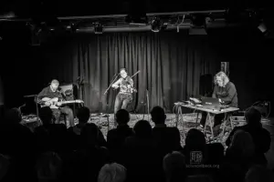 Fred Frith, Elisa Arciniegas und Xavier Garcia - Photo: Schindelbeck Fotografie
