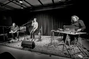 Fred Frith, Elisa Arciniegas und Xavier Garcia - Photo: Schindelbeck Fotografie