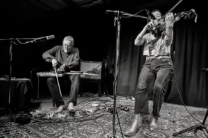 Fred Frith und Elisa Arciniegas - Photo: Schindelbeck Fotografie
